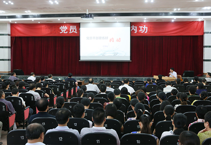 2014年8月9日，省政研會(huì)常務(wù)副會(huì)長亓玉臺(tái)到高州醫(yī)院作講座。
